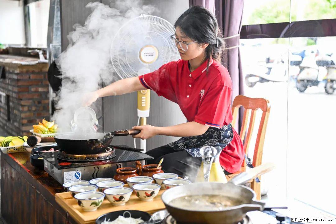全网追的“扁担女孩”，找了一份暑假工，时薪12元 - 恩施生活资讯 - 恩施28生活网 es.28life.net